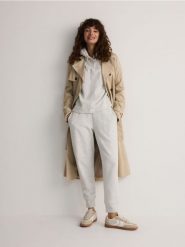 Spodnie jogger z wiązaniem w pasie - jasnoszary. Szare spodnie materiałowe damskie Reserved, bez wzorów, z bawełny. W wyprzedaży za 69.99 zł.