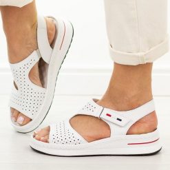 Białe skórzane sandały damskie T.Sokolski 26-31. Białe sandały damskie Sokolski, bez wzorów, z jeansu, bez obcasa, na platformie. Za 219.00 zł.