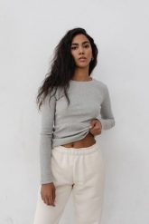 Dopasowany top z długim rękawem w kolorze LIGHT GREY MELANGE- MOODY -M. Szare topy damskie Marsala, m, bez wzorów, z bawełny, bez kołnierzyka. Za 129.90 zł.