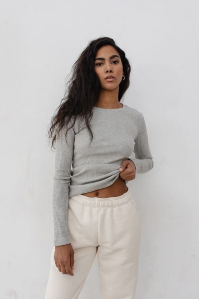 Dopasowany top z długim rękawem w kolorze LIGHT GREY MELANGE- MOODY -M. Szare topy damskie Marsala, m, bez wzorów, z bawełny, bez kołnierzyka. Za 129.90 zł.
