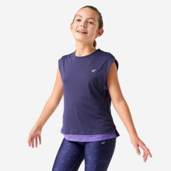 Koszulka sportowa dla dzieci 2 w 1. Fioletowe koszulki dziewczęce Decathlon, bez wzorów, z materiału, bez ramiączek. Za 49.99 zł.