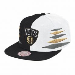 Czapka z daszkiem Mitchell & Ness NBA Diamond Cut Brooklyn HHSS1093-BNEYYPPPBKWH. Białe czapki męskie Mitchell & Ness, bez wzorów, sportowe. Za 89.00 zł.