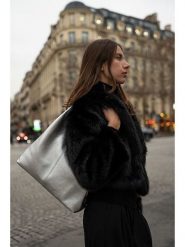 Maison héritage PARIS Skórzana torebka "Tikki" w kolorze srebrnym - 40 x 28 x 14 cm rozmiar: onesize. Szare torebki klasyczne damskie maison héritage PARIS, bez wzorów, z materiału, bez dodatków. Za 341.79 zł.