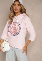 Jasnoróżowa Bluza z Kapturem Ozdobnym Nadrukiem i Rękawami 3/4 Saniressa. Czerwone bluzy z kapturem damskie Renee, l, z jeansu. Za 84.99 zł.