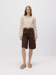 Jeansowe szorty z kantem - brązowy. Brązowe szorty damskie Reserved, bez wzorów, z denimu. Za 119.99 zł.