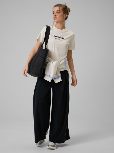 4F Spodnie dresowe z szerokimi nogawkami modalem damskie - czarne XS. Czarne spodnie dresowe damskie 4f, xs, bez wzorów, z dresówki. Za 189.99 zł.