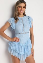 Jasnoniebieski Taliowany Koronkowy Kombinezon z Ażurowymi Wstawkami i Falbanami Tinarosi. Niebieskie kombinezony damskie Born2be, m, w ażurowe wzory, z koronki, eleganckie, bez kołnierzyka, bez ramiączek. Za 129.99 zł.