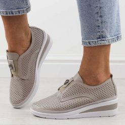 Szare skórzane ażurowe półbuty damskie na koturnie T.Sokolski 198. Szare czółenka damskie Sokolski, w ażurowe wzory, ze skóry, bez obcasa, na koturnie. Za 299.00 zł.