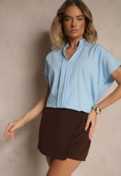 Jasnoniebieska Bluzka Oversize z Wiskozą o Kroju Nietoperz z Dekoltem w Serek Davithiel. Niebieskie bluzki damskie Renee, bez wzorów, z jeansu, eleganckie, bez kołnierzyka, bez ramiączek. Za 54.99 zł.