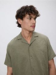Koszula regular fit z haftem - jasny zielony. Zielone koszule męskie Reserved, l, bez wzorów, z bawełny, bez kołnierzyka, bez ramiączek. Za 119.99 zł.