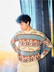 Sweter ze świątecznym wzorem - wielobarwny. Swetry męskie Reserved, l, bez wzorów, z dzianiny, bez kołnierzyka. W wyprzedaży za 59.99 zł.