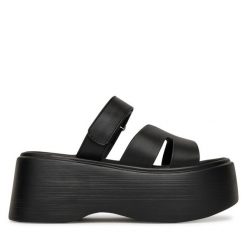 Klapki DeeZee. Czarne klapki damskie DeeZee, bez wzorów, bez obcasa. Za 139.99 zł.