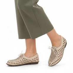 Półbuty damskie Artiker, cholewka skóra naturalna ażurowa perforacja sznurowanie z przodu miękka linia niski fason elastyczne wykończenie zaokrąglony. Brązowe półbuty damskie Artiker, w ażurowe wzory, ze skóry, bez obcasa. Za 209.00 zł.