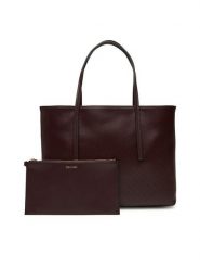 Calvin Klein Torebka Emblem Aop Small Tote LV04F3267G Bordowy. Czerwone torebki klasyczne damskie CALVIN KLEIN, bez wzorów, ze skóry, bez dodatków. Za 439.99 zł.