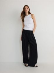 Spodnie palazzo z modalem - czarny. Czarne spodnie materiałowe damskie Reserved, bez wzorów, z tkaniny. W wyprzedaży za 39.99 zł.
