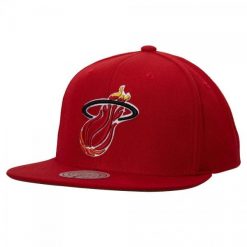 Czapka z daszkiem męska do koszykówki Mitchell & Ness NBA Miami Heat czerwona. Czerwone czapki męskie Mitchell & Ness, bez wzorów, z materiału, klasyczne. Za 149.00 zł.