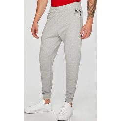 Reebok - Spodnie. Szare spodnie sportowe męskie Reebok, z bawełny. W wyprzedaży za 239.90 zł.