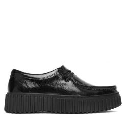 Półbuty Clarks. Czarne półbuty damskie Clarks, bez wzorów, bez obcasa, na płaskiej podeszwie. Za 529.99 zł.