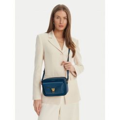 Torebka Coccinelle. Niebieskie listonoszki damskie Coccinelle, bez wzorów, bez dodatków. Za 1,249.00 zł.