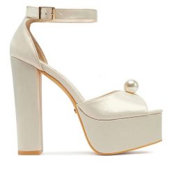 Sandały DeeZee. Białe sandały damskie DeeZee, bez wzorów, bez obcasa, na szpilce. Za 169.99 zł.