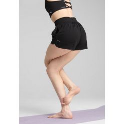 Damskie szorty MOVE CLOUDSPUN PUMA Black. Czarne szorty damskie Puma, bez wzorów, klasyczne, z standardowym stanem. W wyprzedaży za 184.00 zł.