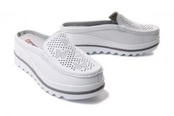 ARTIKER RELAKS 46C2850 biały, klapki damskie. Białe klapki damskie Artiker Relaks, w ażurowe wzory, ze skóry, bez obcasa, na koturnie. Za 179.90 zł.