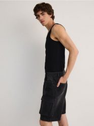 Jeansowe szorty cargo - szary. Szare szorty męskie Reserved, z denimu, bez kołnierzyka. W wyprzedaży za 109.99 zł.