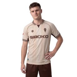Oficjalna trzecia koszulka piłkarska Real Sporting de Gijón dla dorosłych Sir. Brązowe t-shirty sportowe męskie SIROKO, s, z materiału, bez ramiączek, do piłki nożnej. Za 348.00 zł.