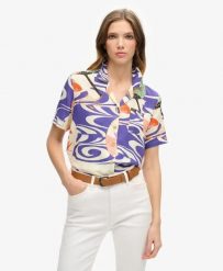 Superdry Koszula Beach Resort z nadrukiem, wiskoza – Ryusui Blue. Niebieskie koszule damskie Superdry., s, bez wzorów, z materiału, vintage, bez kołnierzyka, bez ramiączek. Za 268.30 zł.