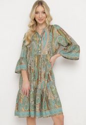 Zielona Sukienka we Wzór Paisley o Rozkloszowanym Kroju z Falbankami Viburnia. Zielone sukienki damskie Born2be, na co dzień, l, bez wzorów, z tkaniny, eleganckie, bez kołnierzyka, bez ramiączek, midi, proste. W wyprzedaży za 71.99 zł.