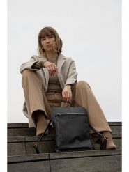 Christian Laurier Skórzany plecak "Capucine" w kolorze czarnym - 23 x 23 x 6 cm rozmiar: onesize. Czarne plecaki damskie Christian Laurier, bez wzorów, z materiału. Za 282.99 zł.