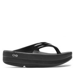 Japonki OOfos. Czarne klapki damskie oofos, bez wzorów, bez obcasa. Za 259.99 zł.