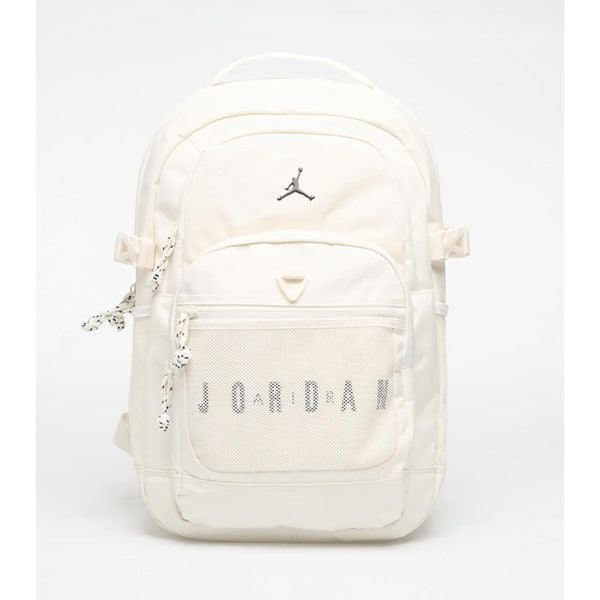 Plecak sportowy Air Jordan Jam Blacktop Backpack 25L Pale Ivory LM9047-W5T. Białe plecaki damskie Jordan, bez wzorów. Za 527.85 zł.