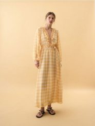 Sukienka w kratę - wielobarwny. Sukienki damskie Reserved, l, bez wzorów, z tkaniny, boho, bez kołnierzyka, bez ramiączek. W wyprzedaży za 179.99 zł.