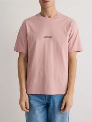 T-shirt relaxed fit z nadrukiem - pastelowy róż. Czerwone t-shirty męskie Reserved, l, bez wzorów, z bawełny, bez kołnierzyka. W wyprzedaży za 39.99 zł.