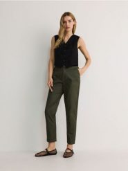Spodnie chino z paskiem - zielony. Zielone spodnie materiałowe damskie Reserved, bez wzorów, z bawełny. W wyprzedaży za 69.99 zł.