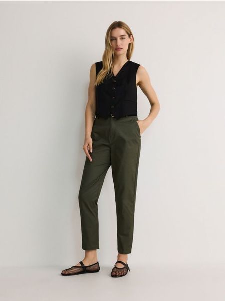 Spodnie chino z paskiem - zielony. Zielone spodnie materiałowe damskie Reserved, bez wzorów, z bawełny. W wyprzedaży za 69.99 zł.