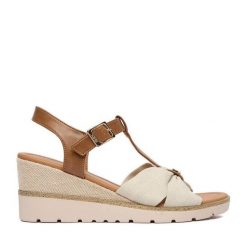 Sandały Beverly Hills Polo Club. Brązowe sandały damskie Beverly Hills Polo Club, bez wzorów, bez obcasa, na koturnie. Za 149.99 zł.