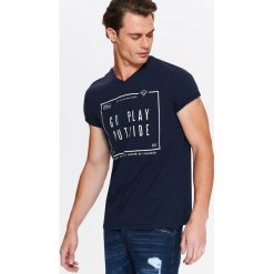 T-SHIRT MĘSKI W SEREK Z HAFTOWANĄ APLIKACJĄ I NADRUKIEM. Niebieskie t-shirty męskie TOP SECRET, na lato, l, z aplikacjami, z bawełny, bez kołnierzyka. W wyprzedaży za 19.99 zł.