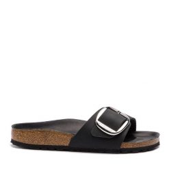 Klapki Birkenstock. Czarne klapki damskie Birkenstock, bez wzorów, bez obcasa. Za 589.99 zł.