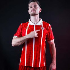 Koszulka domowa Wydad AC 2025/26. Czerwone t-shirty sportowe męskie Kappa, bez ramiączek, do piłki nożnej. W wyprzedaży za 329.65 zł.