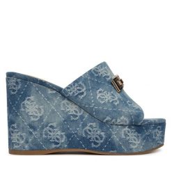 Klapki Guess. Niebieskie klapki damskie Guess, z aplikacjami, bez obcasa. Za 549.99 zł.