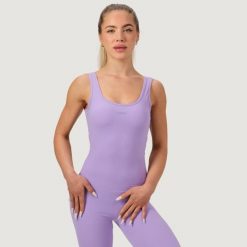 Kombinezon damski fitness bez rękawów slim fit NEO Iris. Fioletowe kombinezony damskie GYMBEAM, l, bez wzorów, z dresówki, sportowe, bez kołnierzyka, bez ramiączek, długie. Za 171.90 zł.