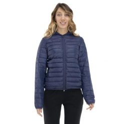 Podstawowa damska kurtka z kapturem. Niebieskie kurtki damskie LEONE 1947 APPAREL, l, bez wzorów, z tkaniny, z kapturem. W wyprzedaży za 251.55 zł.