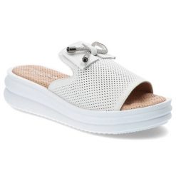 Białe Klapki Venezia Eleganckie Skórzane Buty. Białe klapki damskie Venezia, z aplikacjami, ze skóry, bez obcasa. Za 239.00 zł.