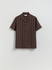 Koszula regular fit z krótkim rękawem - ciemnobrązowy. Brązowe koszule męskie Reserved, l, bez wzorów, z bawełny, bez kołnierzyka, bez ramiączek. Za 119.99 zł.