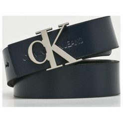 Calvin Klein Jeans - Pasek skórzany dwustronny. Niebieskie paski damskie Calvin Klein Jeans, bez wzorów, z jeansu. W wyprzedaży za 199.90 zł.