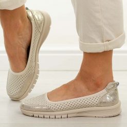 Beżowe ażurowe skórzane baleriny damskie Vinceza 95369. Brązowe baleriny damskie VINCEZA, w ażurowe wzory, z jeansu, bez obcasa, na płaskiej podeszwie. W wyprzedaży za 161.10 zł.