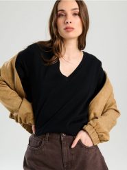 Bawełniana koszulka z dekoltem V - czarny. Czarne t-shirty damskie Sinsay, l, bez wzorów, z bawełny, bez kołnierzyka. Za 17.99 zł.