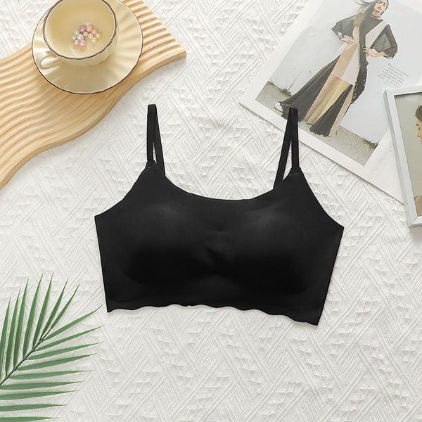 Biustonosz sportowy z pianki na treningi i codzienne aktywności Lyudmila. Czarne biustonosze sportowe damskie Intica, bez wzorów, z tkaniny. W wyprzedaży za 79.00 zł.